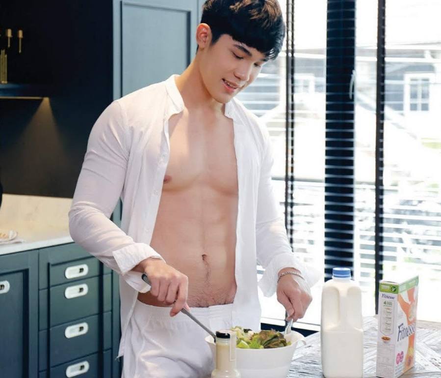 หนุ่มหล่อขึ้นปก 296