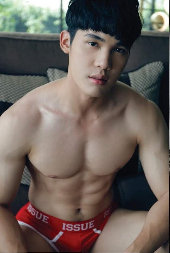 หนุ่มหล่อขึ้นปก 296