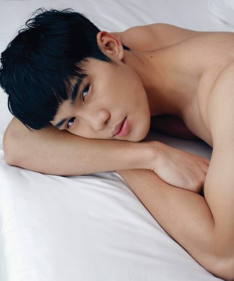 หนุ่มหล่อขึ้นปก 296