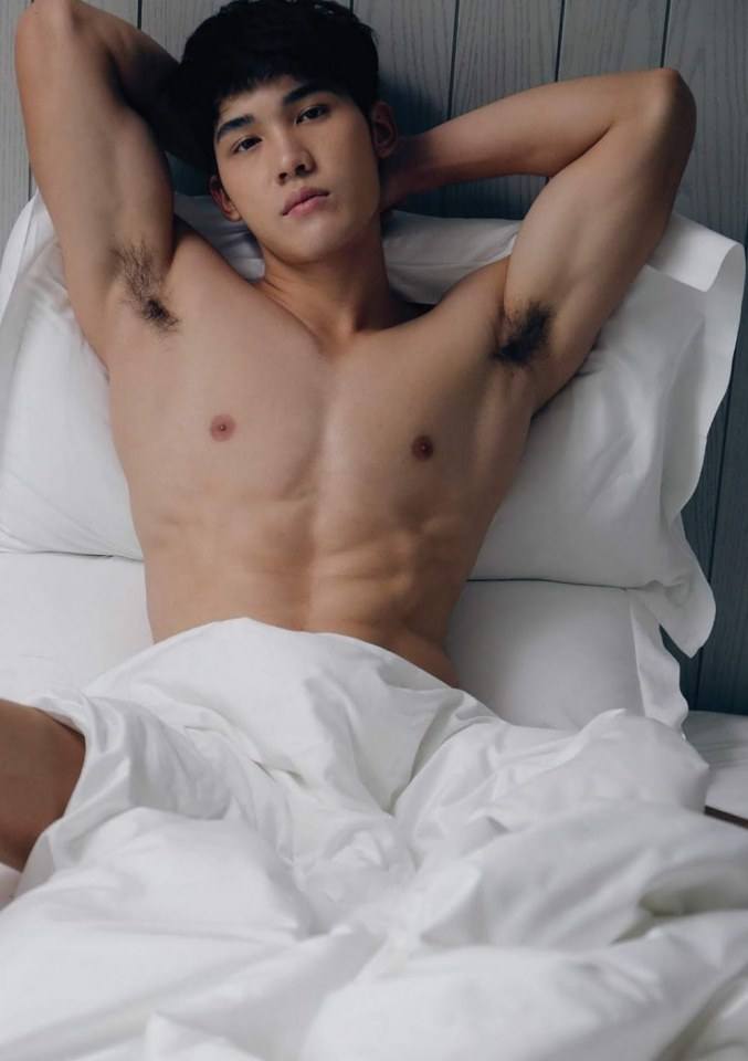 หนุ่มหล่อขึ้นปก 296