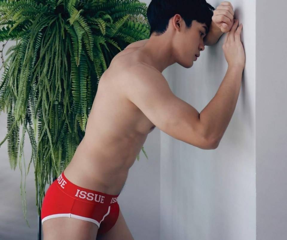 หนุ่มหล่อขึ้นปก 296.2