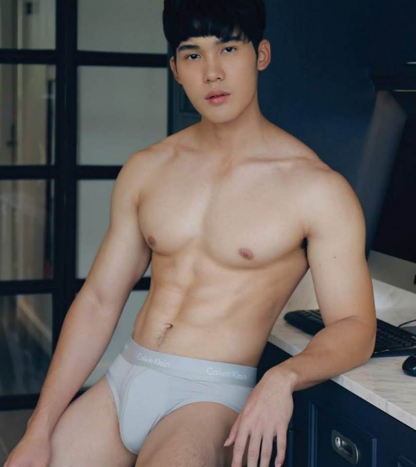 หนุ่มหล่อขึ้นปก 296.2