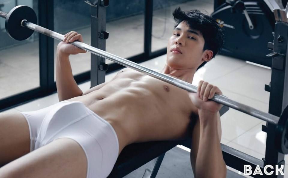 หนุ่มหล่อขึ้นปก 296.4
