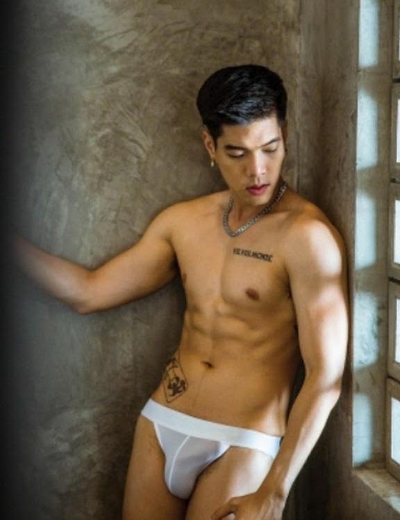 หนุ่มหล่อขึ้นปก 297