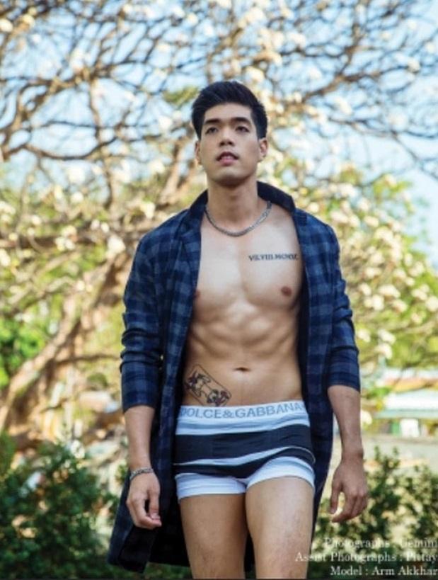 หนุ่มหล่อขึ้นปก 297