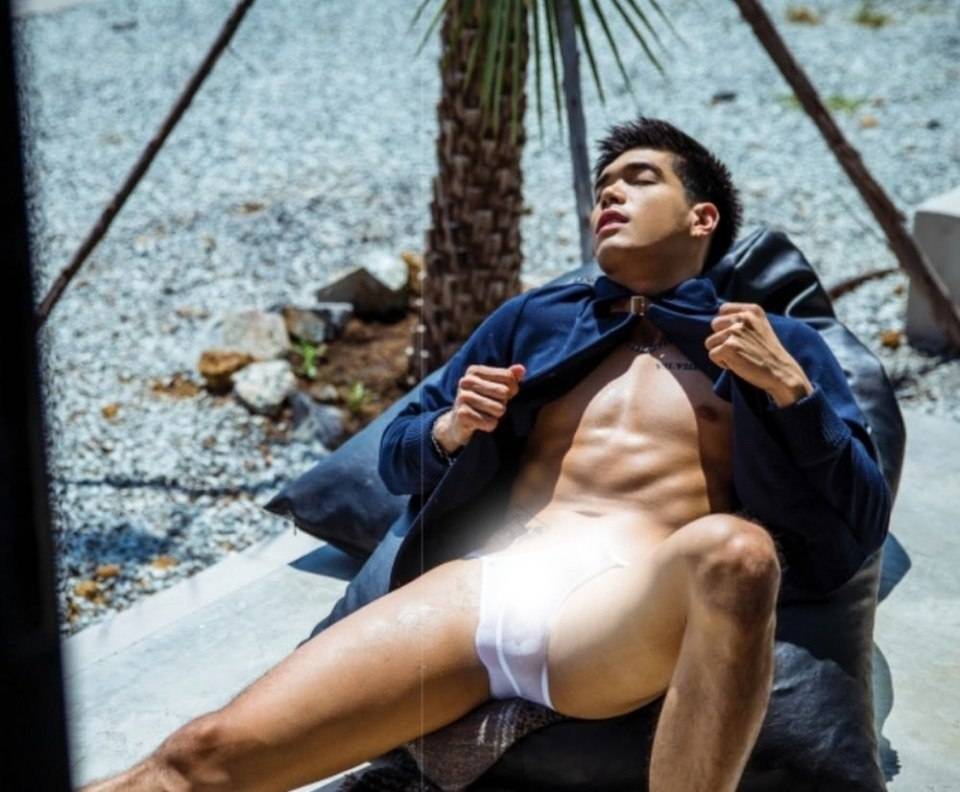หนุ่มหล่อขึ้นปก 297.1