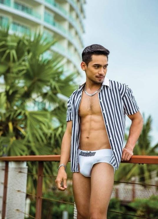 หนุ่มหล่อขึ้นปก 303