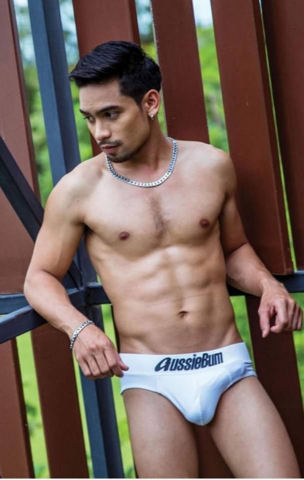 หนุ่มหล่อขึ้นปก 303