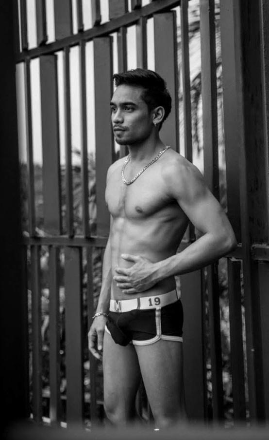 หนุ่มหล่อขึ้นปก 303