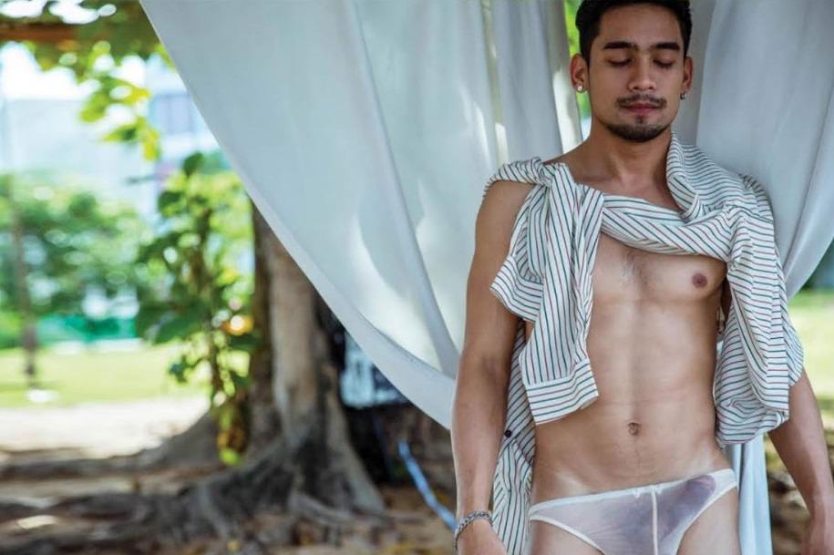 หนุ่มหล่อขึ้นปก 303