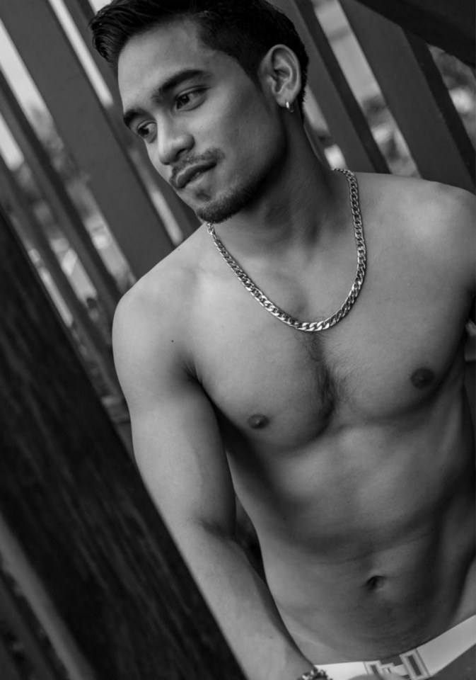 หนุ่มหล่อขึ้นปก 303