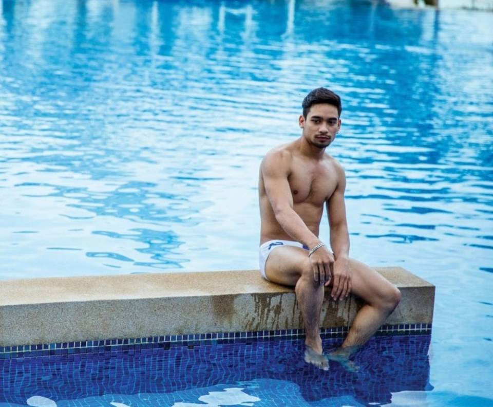 หนุ่มหล่อขึ้นปก 303