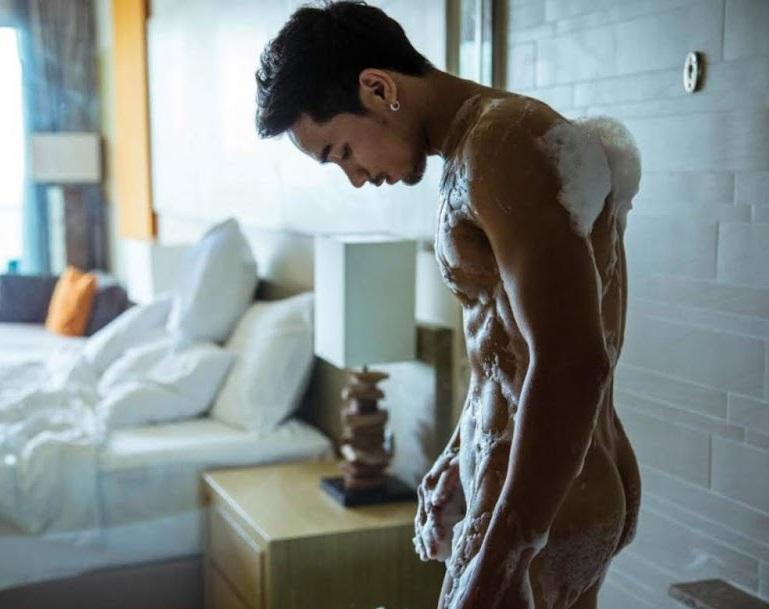 หนุ่มหล่อขึ้นปก 303