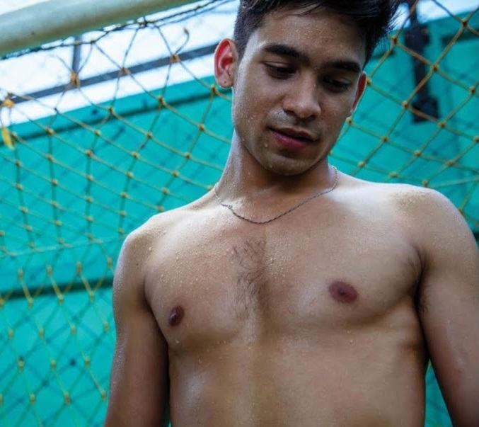 หนุ่มหล่อขึ้นปก 303