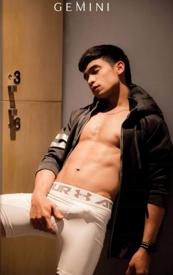 หนุ่มหล่อขึ้นปก 303