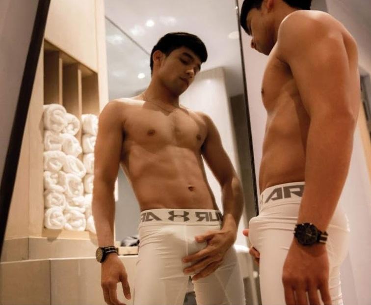 หนุ่มหล่อขึ้นปก 303