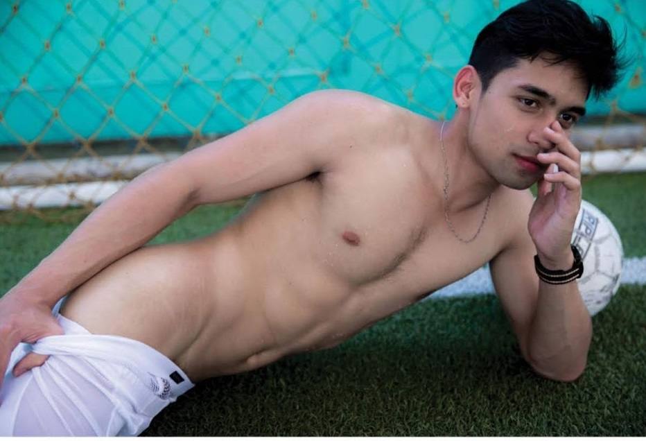 หนุ่มหล่อขึ้นปก 303.1