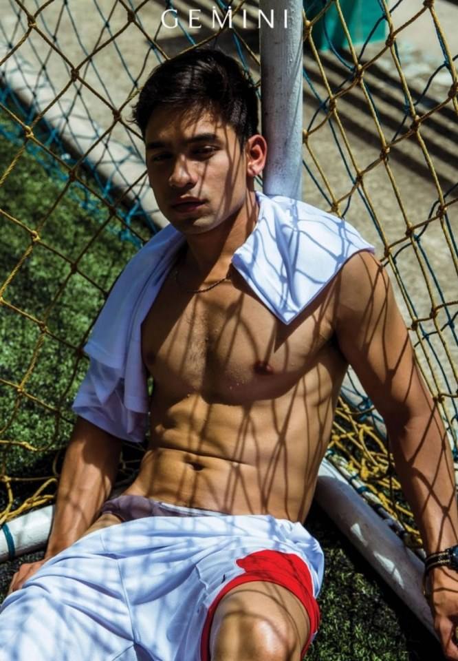 หนุ่มหล่อขึ้นปก 303.1