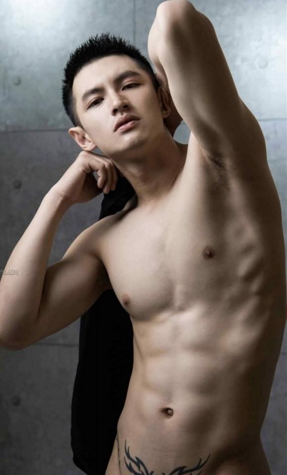 หนุ่มหล่อขึ้นปก 319