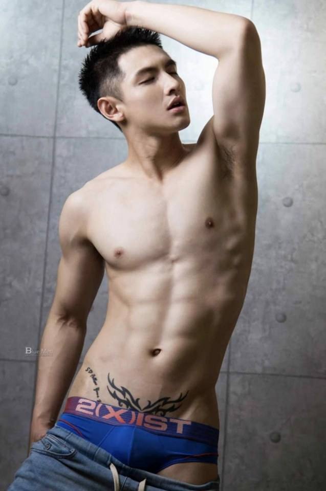 หนุ่มหล่อขึ้นปก 319