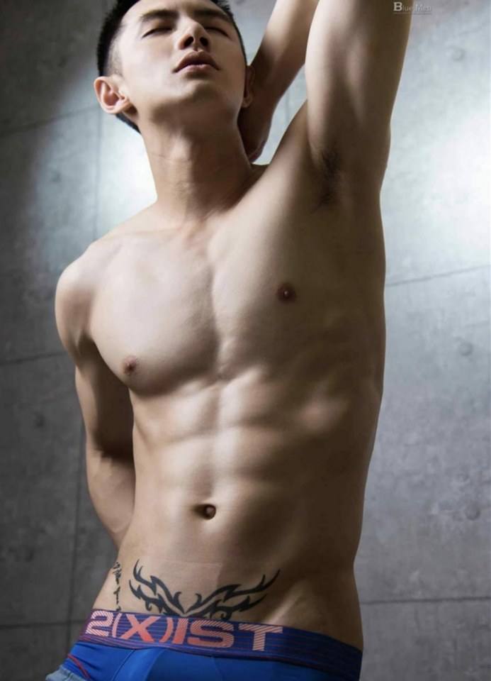 หนุ่มหล่อขึ้นปก 319