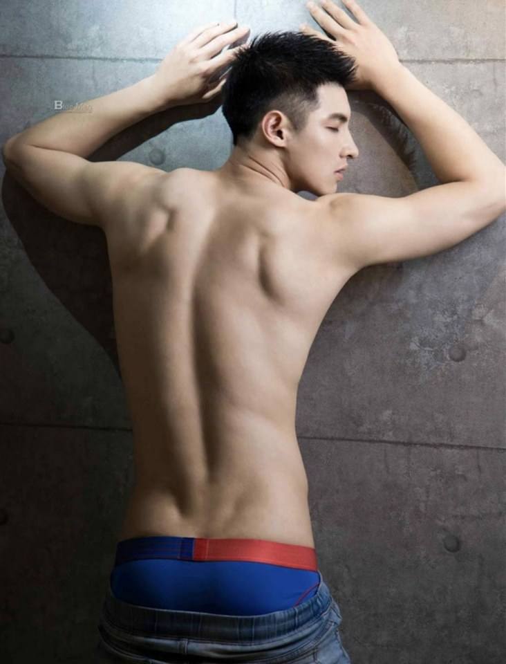 หนุ่มหล่อขึ้นปก 319