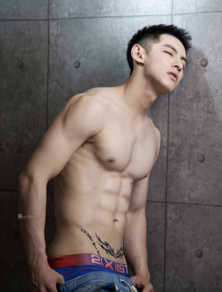 หนุ่มหล่อขึ้นปก 319