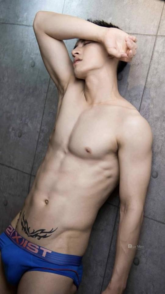 หนุ่มหล่อขึ้นปก 319