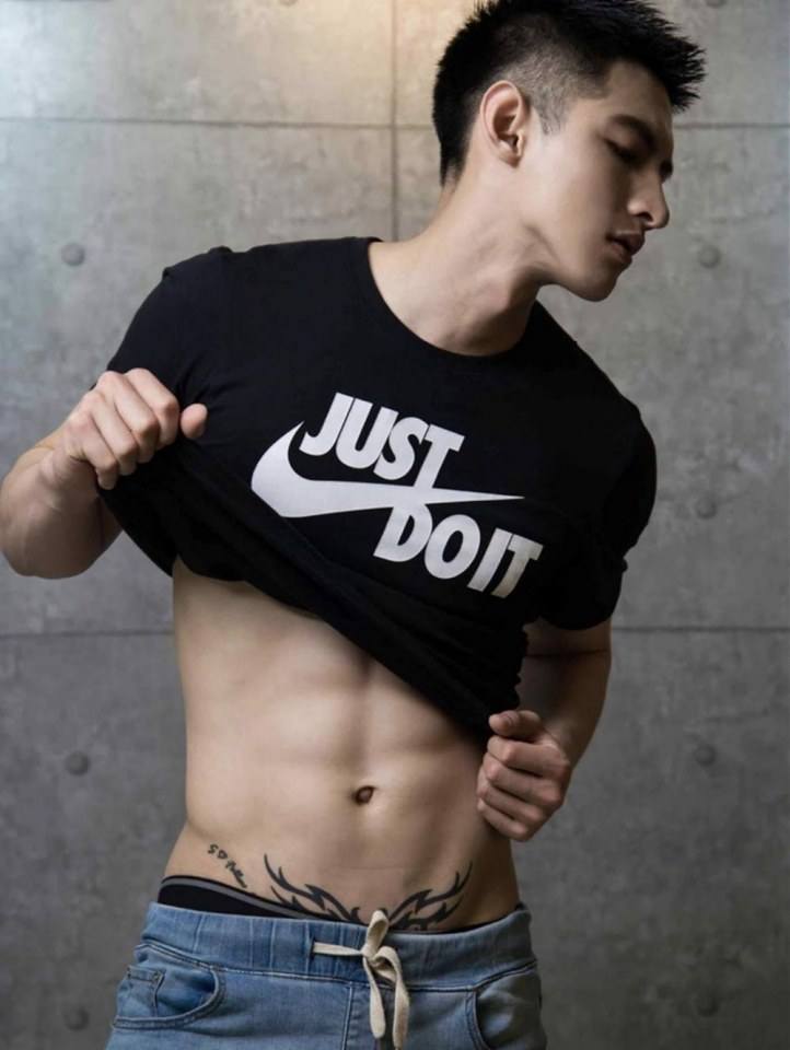 หนุ่มหล่อขึ้นปก 319