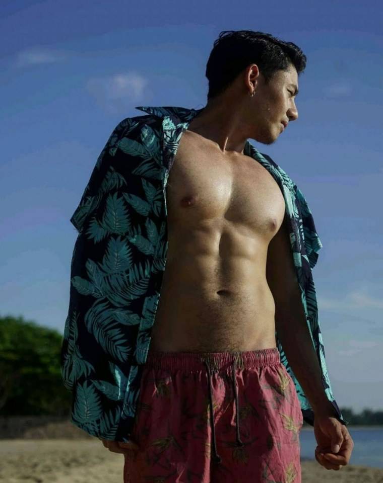 หนุ่มหล่อขึ้นปก 320