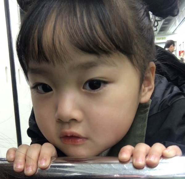 สาวน้อยหน้าทะเล้น ควอน ยูรี เน็ตไอดอลตัวน้อยเกาหลี