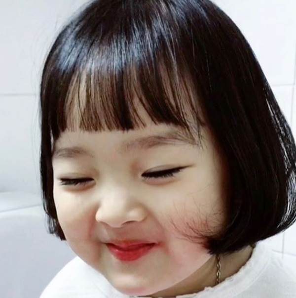 สาวน้อยหน้าทะเล้น ควอน ยูรี เน็ตไอดอลตัวน้อยเกาหลี