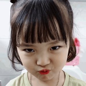 สาวน้อยหน้าทะเล้น ควอน ยูรี เน็ตไอดอลตัวน้อยเกาหลี