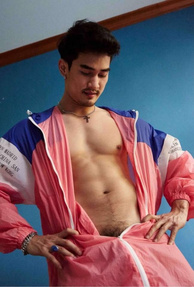 หนุ่มหล่อขึ้นปก 323