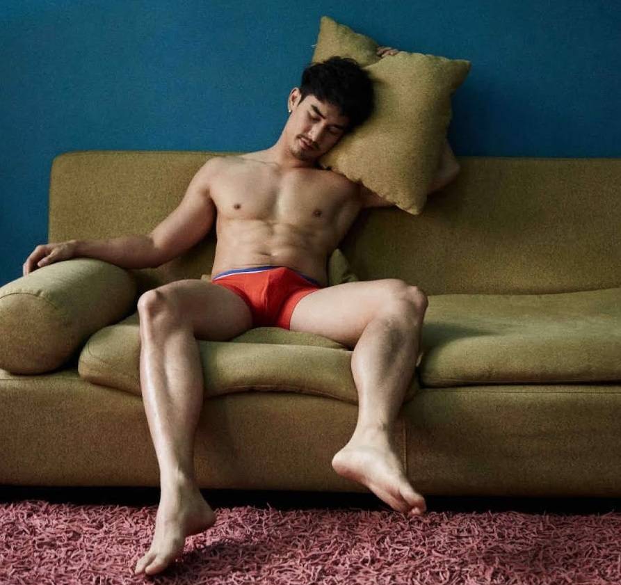 หนุ่มหล่อขึ้นปก 323