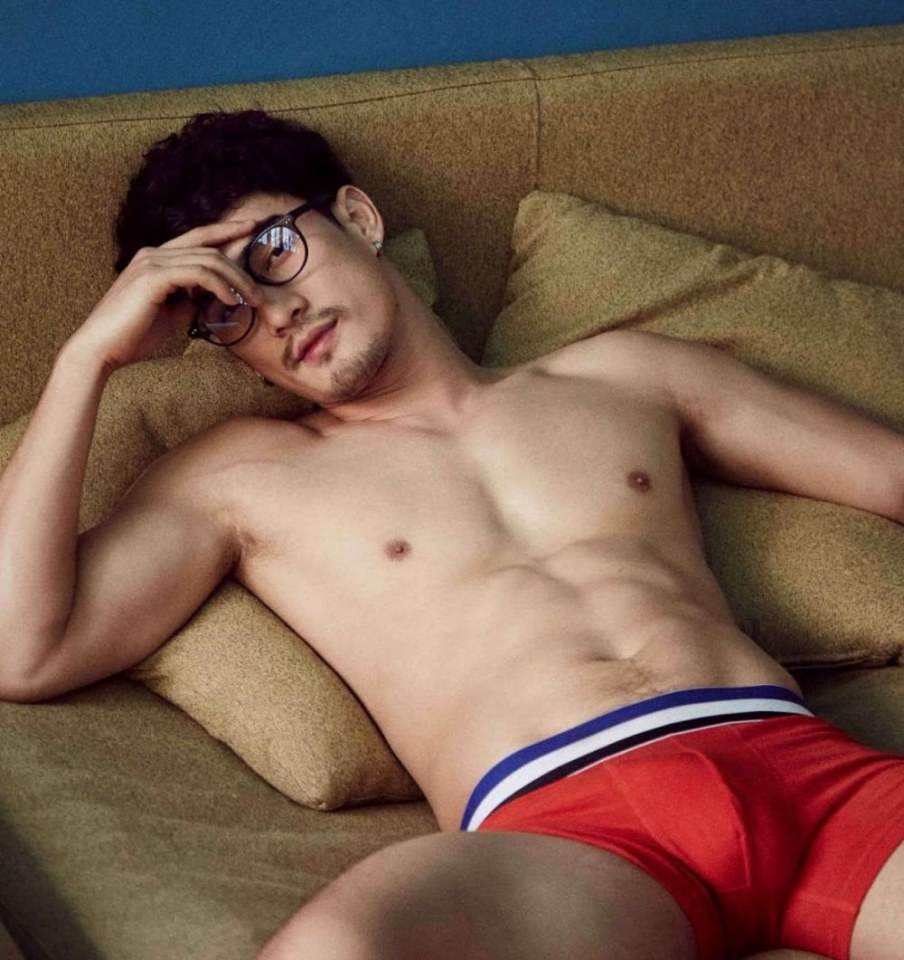 หนุ่มหล่อขึ้นปก 323