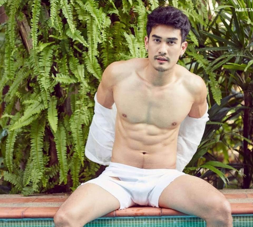 หนุ่มหล่อขึ้นปก 323