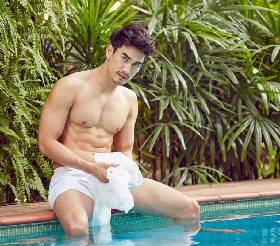 หนุ่มหล่อขึ้นปก 323