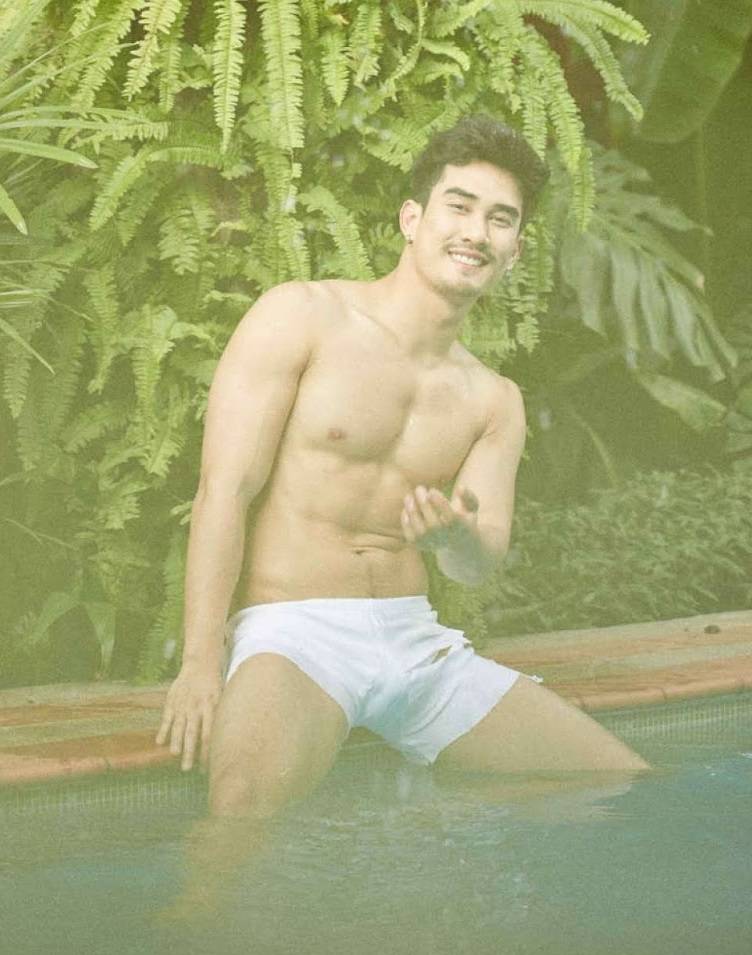 หนุ่มหล่อขึ้นปก 323