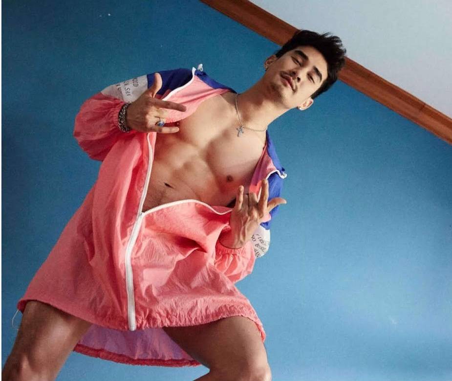 หนุ่มหล่อขึ้นปก 323