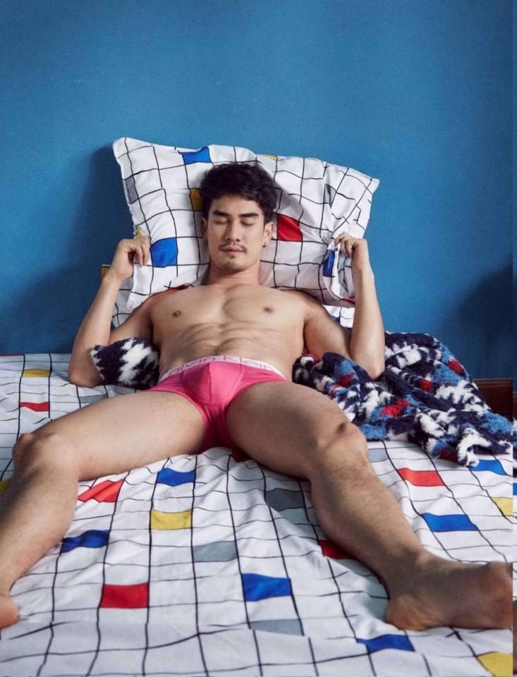 หนุ่มหล่อขึ้นปก 323.1