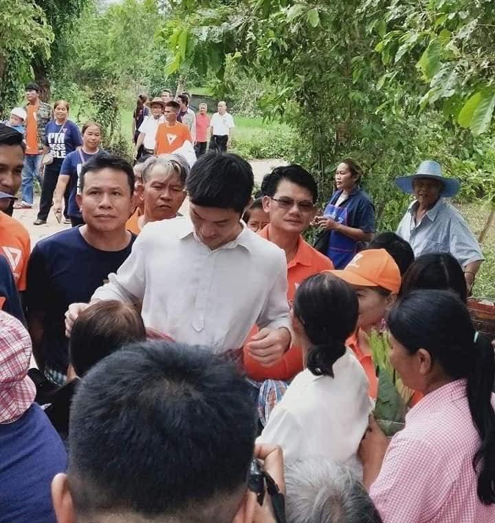 คุณธนาธรลงเยี่ยมผู้ประสบภัยน้ำท่วมที่จังหวัดร้อยเอ็ด.