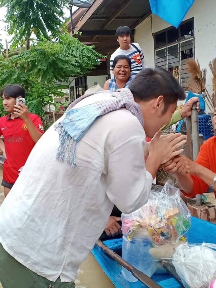 คุณธนาธรลงเยี่ยมผู้ประสบภัยน้ำท่วมที่จังหวัดร้อยเอ็ด.
