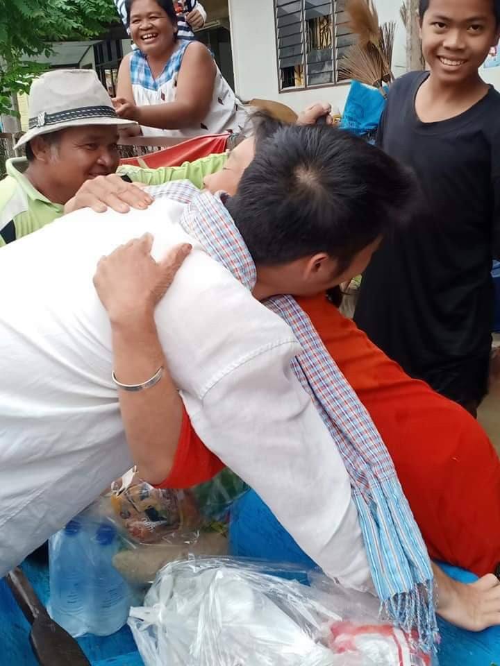 คุณธนาธรลงเยี่ยมผู้ประสบภัยน้ำท่วมที่จังหวัดร้อยเอ็ด.