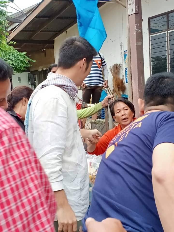 คุณธนาธรลงเยี่ยมผู้ประสบภัยน้ำท่วมที่จังหวัดร้อยเอ็ด.
