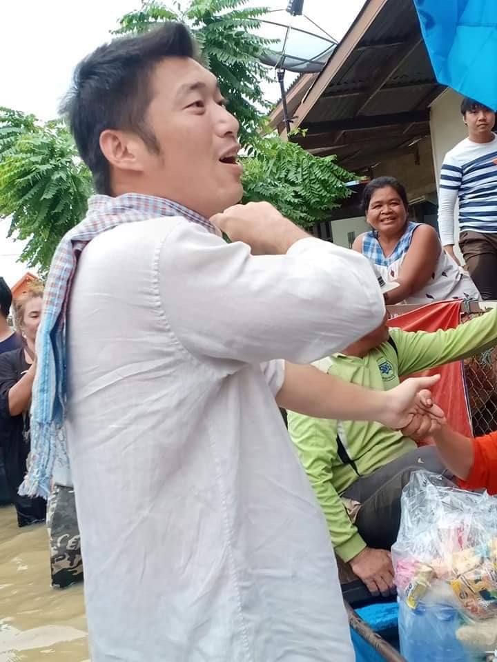 คุณธนาธรลงเยี่ยมผู้ประสบภัยน้ำท่วมที่จังหวัดร้อยเอ็ด.
