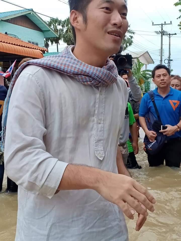 คุณธนาธรลงเยี่ยมผู้ประสบภัยน้ำท่วมที่จังหวัดร้อยเอ็ด.