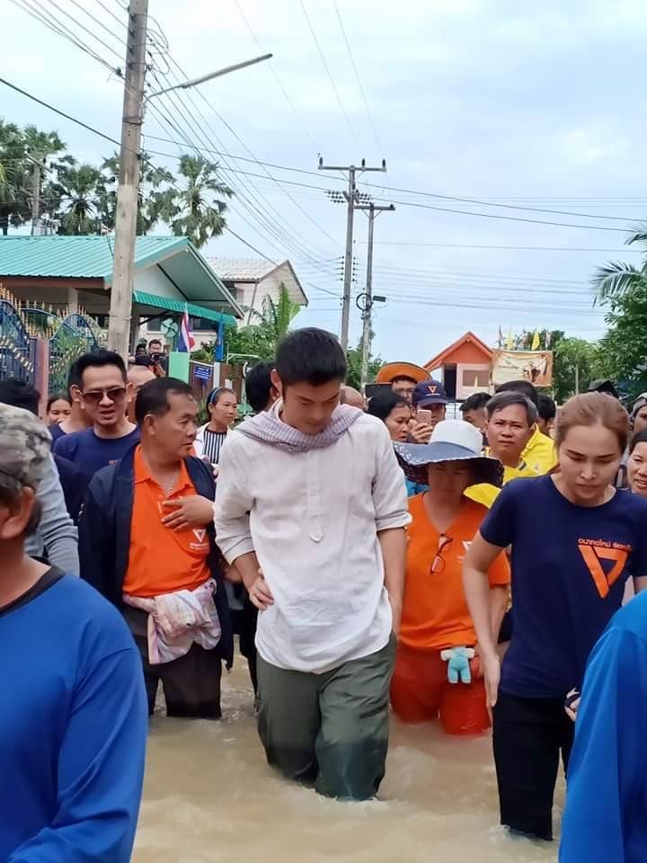 คุณธนาธรลงเยี่ยมผู้ประสบภัยน้ำท่วมที่จังหวัดร้อยเอ็ด.