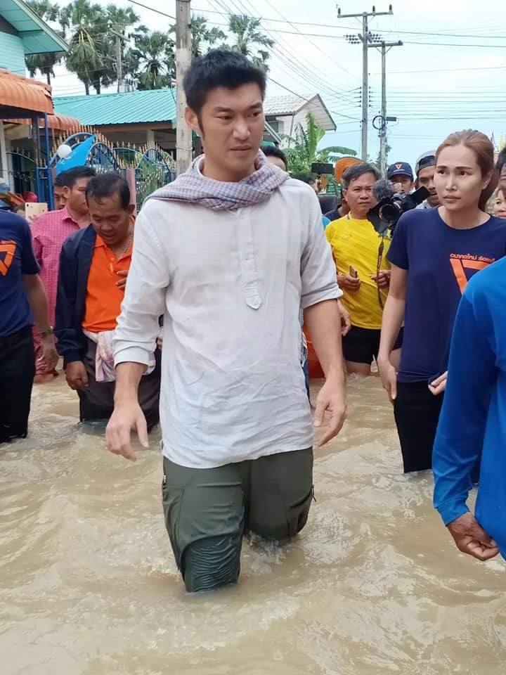 คุณธนาธรลงเยี่ยมผู้ประสบภัยน้ำท่วมที่จังหวัดร้อยเอ็ด.