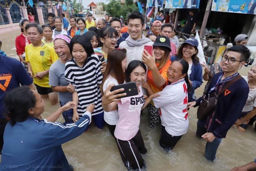 คุณธนาธรลงเยี่ยมผู้ประสบภัยน้ำท่วมที่จังหวัดร้อยเอ็ด.